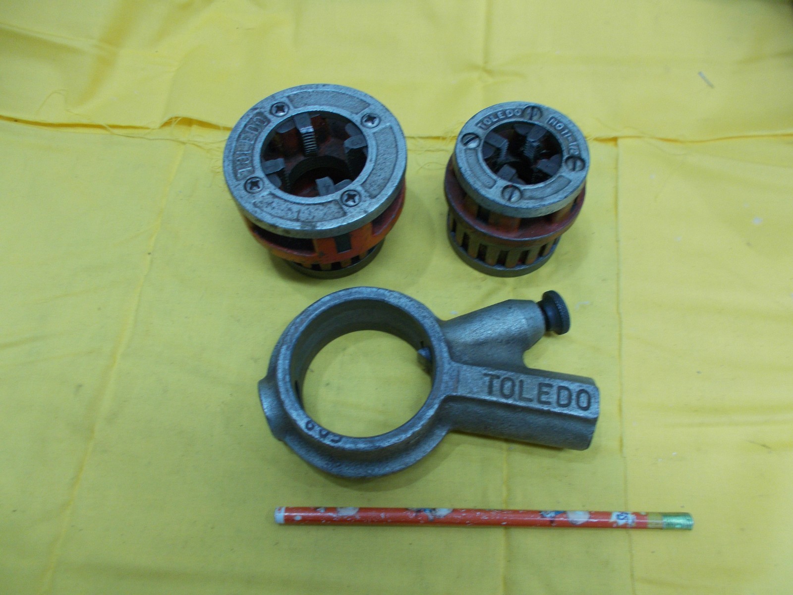 TOLEDO USA RATCHETING PIPE THREADER HEAD & 2 HOLDERS with 1/2″ & 1″ DIES