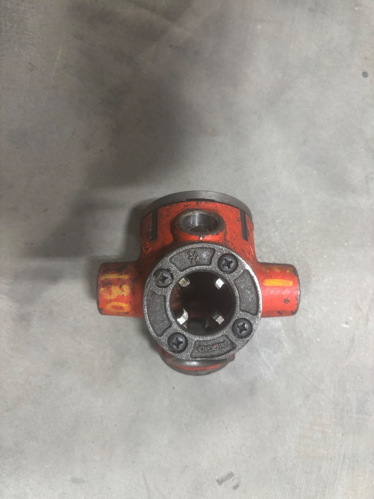Ridgid 36540 31-A NPT RH Alloy Three-Way Pipe Threader, 1/2″, 3/4″, 1″ Pipe Cap.