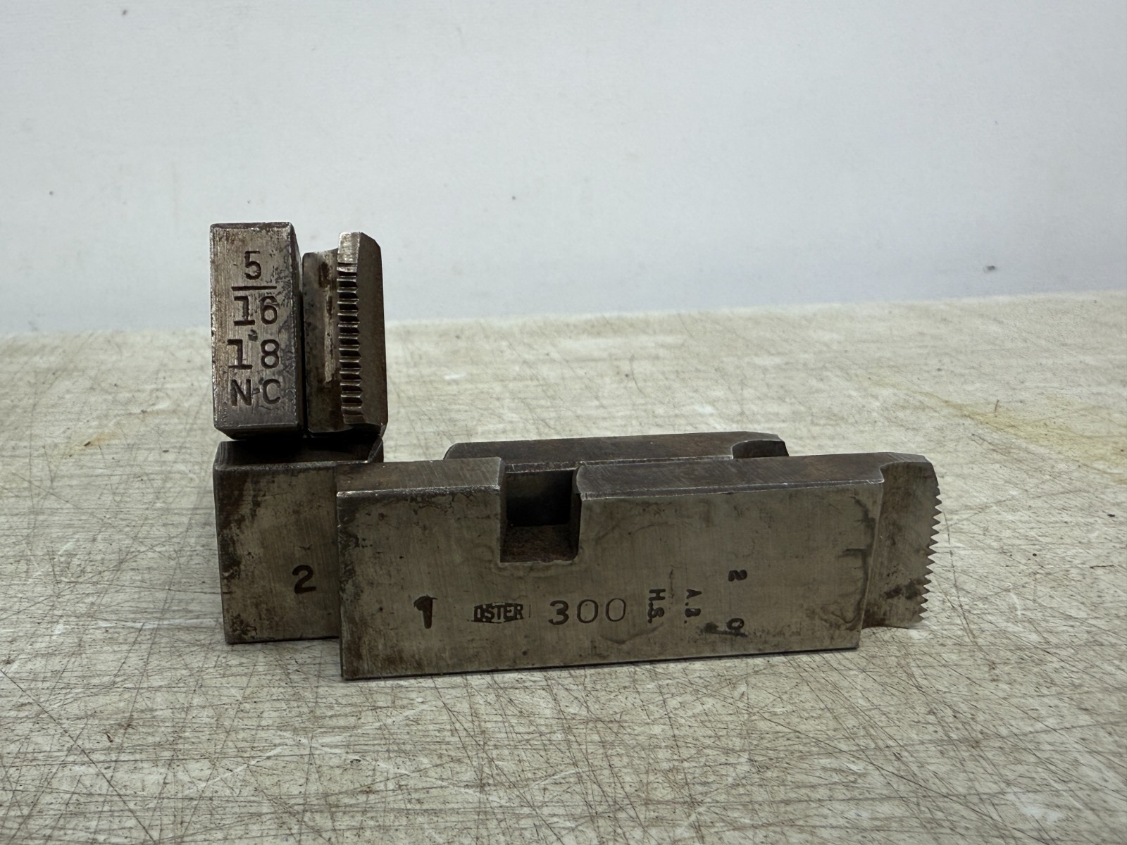 OSTER Symbol 300 Bolt Threading Dies 5/16 – 18 NC Threads per Inch #12201 Used